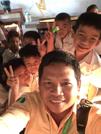 カンボジア人の子供と日本語ガイド、ラダ